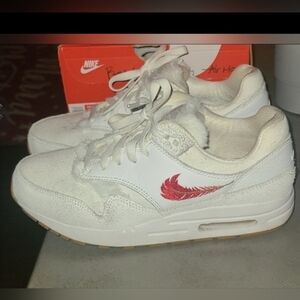 Air Max 1 BG Size 7 White w/Red Swoop